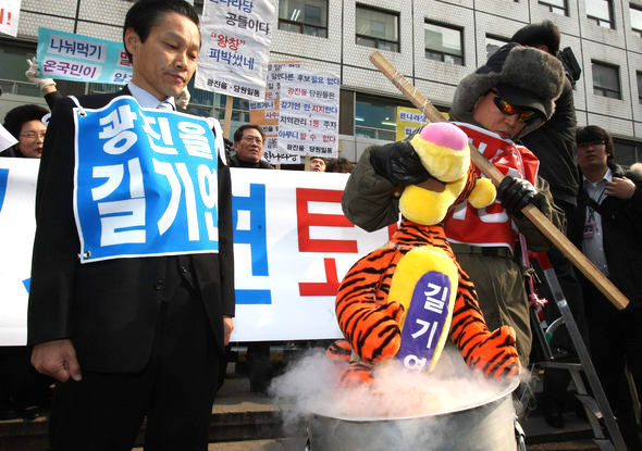 길기연 한나라당 서울 광진을 당협위원장과 지지자들이 4일 오전 서울 여의도 당사 앞에서 1차 예심 탈락에 항의하며 ‘토사구팽’을 상징하는 행위극을 하고 있다. 김태형 기자 <A href="mailto:xogud555@hani.co.kr">xogud555@hani.co.kr</A>