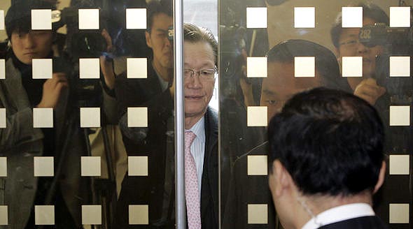 이건희 삼성 회장 일가의 비자금 조성 의혹을 수사 중인 조준웅 특별검사가 3일 오전 서울 한남동 특검 사무실로 출근하고 있다. 김진수 기자 jsk@hani.co.kr