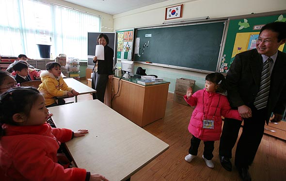 두 살 아래 동생이 유일한 친구였던 장예진(오른쪽 두번째)양에게 새 친구들이 생겼다. 충북 단양군 대강면 장정리 대강초교 장정분교의 올해 유일한 입학생 예진이가 3일 오전 본교에서 본교 신입생들과 함께 입학식을 한 뒤 분교 장재성 선생님의 손을 잡고 분교로 돌아가며 아쉬워 하고 있다. 예진이는 방과 후 교실 등을 통해 본교 학생들과 함께 공부할 수 있다. 단양/김정효 기자 hyopd@hani.co.kr