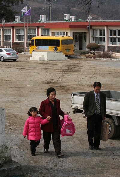 충북 단양군 대강면 장정리 대강초교 장정분교의 올해 유일한 입학생 장예진양이 3일 오전 본교에서 본교 신입생들과 함께 입학식을 한 뒤 분교로 돌아와 할머니 박화자(65)씨, 담임 장재성 분교장 선생님과 함께 집으로 돌아가고 있다. 두 살 아래 동생이 유일한 친구였던 예진이는 이날 입학으로 많은 ‘친구‘들이 생겼다.  단양/김정효 기자 hyopd@hani.co.kr