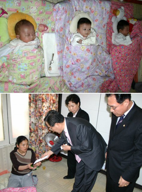 세 쌍둥이(위)를 출산한지 한달만에 남편이 숨져 생계가 곤란해진 중국동포 여성에게 지역주민들이 후원금을 전달하고 있다. 연합뉴스