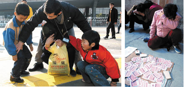 임산부나 어린이들이 암표상으로 나서기도 한다.
(http://19329.wu9999.cn)

더욱이 암표상들이 파는 표가 가짜인 경우도 많다. 어린이 암표상이 붙잡히는 모습(왼쪽)과 임산부 암표상의 몸에서 가짜표 400여장이 쏟아져나온 모습(오른쪽)