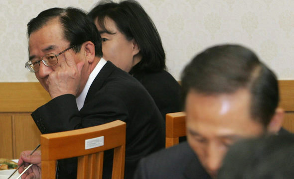 이종찬 청와대 민정수석이 5일 오후 청와대 구내식당에서 식사를 하던 중 이곳에서 함께 식사를 한 이명박 대통령(오른쪽) 쪽을 바라보고 있다. 청와대사진기자단