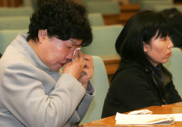 경인여대 간호학과 2학년 딸을 둔 승선화(50)씨가 5일 오후 서울 여의도 국회 의원회관에서 민주노동당 ‘150만원 등록금 실현본부’와 전국대학생 교육대책위원회가 함께 연 고액등록금 피해 사례 증언 대회를 지켜보다 눈시울을 붉히며 눈물을 닦고 있다. 강재훈 선임기자 <A href="mailto:khan@hani.co.kr">khan@hani.co.kr</A>