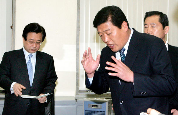 박상일 한나라당 충남 공주 당협위원장(오른쪽)이 5일 오전 국회 대표실로 강재섭 대표를 찾아와 공천 심사 결과에 항의하고 있다. 강재훈 선임기자 <A href="mailto:khan@hani.co.kr">khan@hani.co.kr</A>