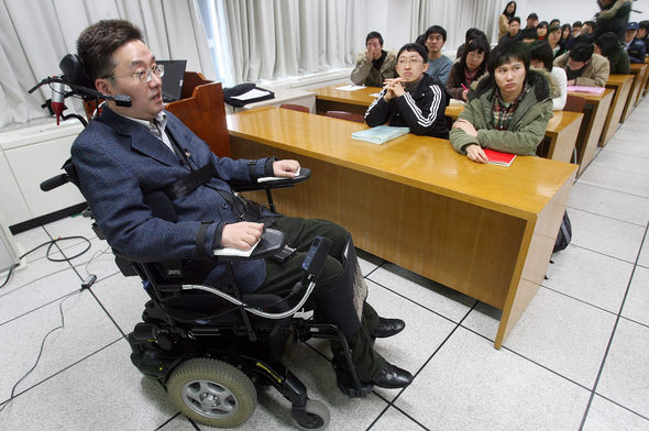 전신마비 장애를 딛고 강단에서 다시 선 이상묵 서울대 지구환경과학부 교수가 5일 자연대 강의실에서 학생들과 토론을 하고 있다. 연합뉴스