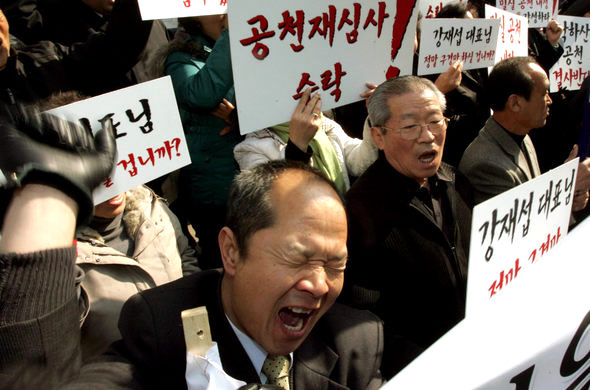양경자 한나라당 서울 도봉갑 공천신청자 지지자들이 5일 오전 서울 여의도 당사 앞에서 “낙하산 공천을 철회하고 재심사해 줄 것”을 요구하고 있다. 김종수 기자 <A href="mailto:jongsoo@hani.co.kr">jongsoo@hani.co.kr</A>