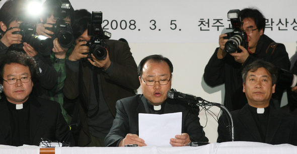 천주교 정의구현전국사제단의 전종훈 대표 신부(가운데)가 5일 오후 서울 상계동 수락산성당에서 열린 기자회견에서 김용철 전 삼성그룹 법무팀장이 작성한 ‘떡값 명단’을 추가로 발표하고 있다. 박종식 기자 <A href="mailto:anaki@hani.co.kr">anaki@hani.co.kr</A>