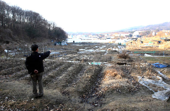 최시중 방송통신위원장 후보자가 다른 사람 2명과 공동으로 소유하고 있는 있는 경기 성남시 분당구 서현동 65번지 땅. 성남/신소영 기자 <A href="mailto:viator@hani.co.kr">viator@hani.co.kr</A>