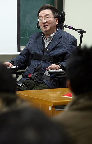 이상묵 서울대 지구환경과학부 교수가 5일 자연대 강의실에서 학생들과 토론을 하고 있다. 연합뉴스