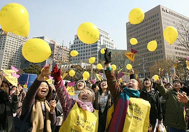 세계여성의 날(8일) 100주년을 맞아 5일 오후 종로구 일본대사관 앞에서 803차 정기수요시위를 겸해 열린 ‘일본군 위안부 문제 해결을 위한 세계연대집회‘에서 위안부 피해자 할머니들과 참석자들이 풍선을 날리고 있다. 연합뉴스