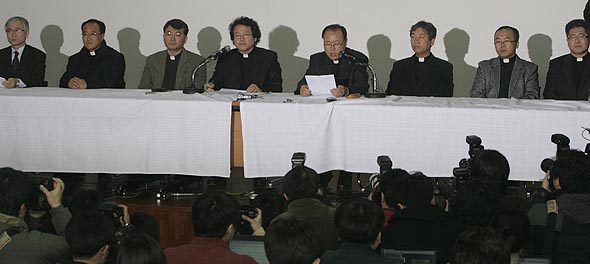 천주교 정의구현사제단 전종훈(오른쪽) 대표신부가 5일 오후 서울 상계동 수락산 성당에서 삼성그룹으로부터 뇌물을 받은 인사들의 명단을 일부 공개하고 있다. 강창광 기자 chang@hani.co.kr