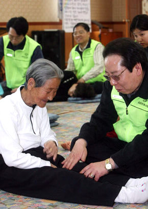 한국시각장애인연합회 소속 회원들이 6일 오후 충남 태안군 소원면 모항리 모항교회에서 기름 유출사고로 고통을 겪고 있는 주민들의 아픔을 함께하기 위해 안마 봉사를 하고 있다. 태안/이종근 기자 <A href="mailto:root2@hani.co.kr">root2@hani.co.kr</A>