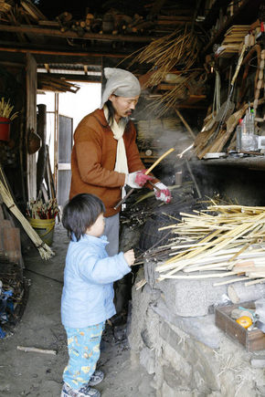 벌랏 마을 한지 공예가 이종국씨가 아들 선우와 한지 재료인 닥나무 껍질을 벗기고 있다.