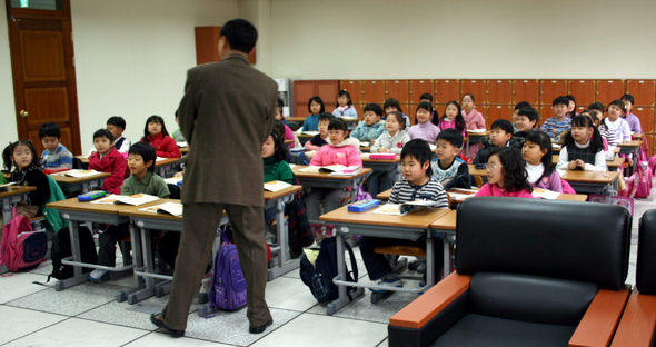 6일 오전 경기 화성 동탄 새도시 솔빛초등학교 2학년1반 교실에서 어린이들이 수업 도중 노래를 부르고 있다. 이곳은 본디 교무실이었지만 학생 수가 급격히 늘어나면서 교실로 개조돼 지난 3일부터 학생들이 쓰고 있다.