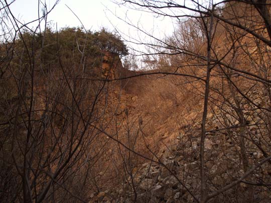 폐광이 붕괴해 산꼭대기가 무너져내린 것이 보인다. 이렇게 지반이 불안한 곳에 리프트가 설치될 예정이다. 조홍섭 기자