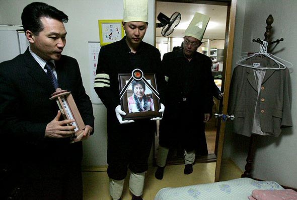 일본군 위안부 피해자 문필기 할머니의 영결식이 열린 7일 문 할머니가 생전에 거주하던 경기도 광주시 나눔의 집에서 할머니들과 가족들이 고인을 추모하고 있다. 광주/연합뉴스
