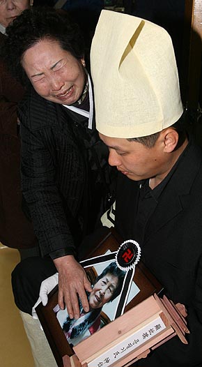 일본군 위안부 피해자 문필기 할머니의 영결식이 열린 7일 오전 경기도 광주시 나눔의 집에서 문 할머니 동생 문말이(78)씨가 영정사진을 쓰다듬으며 울고 있다. 광주/박종식 기자 anaki@hani.co.kr