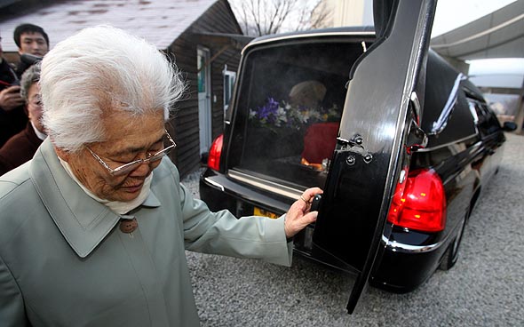 일본군 위안부 피해자 고 문필기 할머니의 영결식이 열린 7일 오전 경기도 광주시 나눔의 집에서 이옥선(81)할머니가 문 할머니 관을 실은 영구차의 문을 닫아주고 있다. 광주/박종식 기자 anaki@hani.co.kr