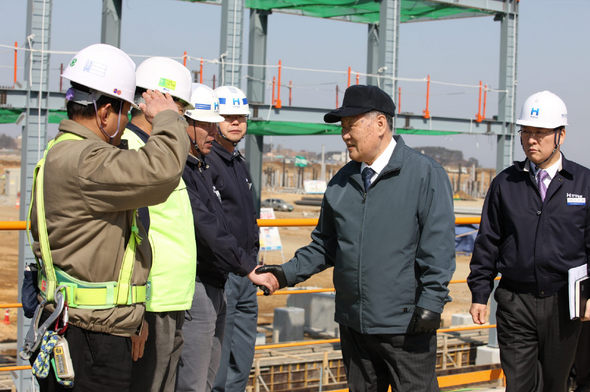 지난 7일 충남 당진의 현대제철 일관제철소 건설 현장을 찾은 정몽구 현대·기아차그룹 회장(오른쪽 두번째)이 공사 진척 상황을 점검한 뒤 현장 관계자들을 격려하고 있다. 현대제철 제공