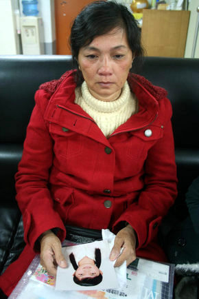 지난 8일 오후 경북 경산시 경산이주노동자센터에서 후인킴아인이 한국에 시집온 지 한달도 안 돼 숨진 딸 쩐타인란에 대해 얘기하다 눈물을 흘리고 있다.