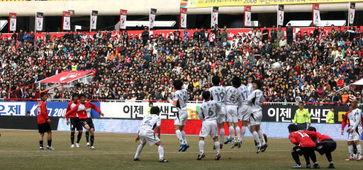 9일 부산 아시아드주경기장에서 열린 프로축구에서 부산 아이파크 김승현(왼쪽에서 세번째)이 전북 현대 수비수들의 머리 위로 프리킥을 시도하고 있다. 부산/연합뉴스