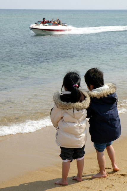 포근한 날씨를 보인 일요일 오후 속초해수욕장을 찾은 어린이들이 즐거운 시간을 보내고 있다.  (속초=연합뉴스)
