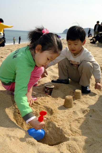 포근한 날씨를 보인 일요일 오후 속초해수욕장을 찾은 어린이들이 모래장난을 하며 즐거운 시간을 보내고 있다. (속초=연합뉴스)