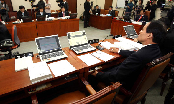 이만의 환경부 장관 후보자에 대한 인사청문회가 열린 10일 오전 국회 환경·노동위 청문회장의 박근혜 전 한나라당 대표의 의석이 비어있다. 박 전 대표는 측근 의원들이 잇따라 공천에서 탈락한 뒤 공식 석상에 모습을 드러내지 않고 있다. 김태형 기자 <A href="mailto:xogud555@hani.co.kr">xogud555@hani.co.kr</A>