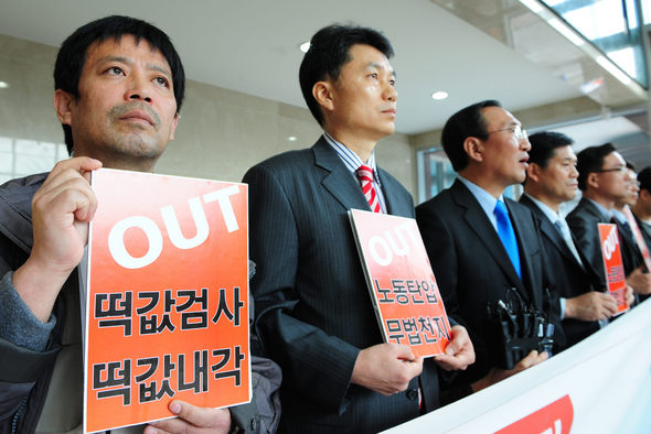 김성환 전 삼성일반노조 위원장(맨 왼쪽)과 노회찬 진보신당 상임대표(왼쪽 세번째)가 10일 오전 서울 한남동 삼성특검 사무실 들머리에서 ‘부실·무능 삼성특검 규탄 기자회견’을 열어 “이건희 회장을 즉각 구속 수사하라”고 촉구하고 있다. 강창광 기자 <A href="mailto:chang@hani.co.kr">chang@hani.co.kr</A>