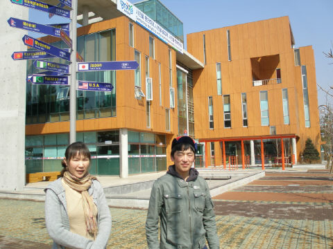 10일 몽골인 노동자 히시게(왼쪽)와 나빅이 오는 23일 문을 여는 외국인 주민센터 내 문화의 집에서 몽골 노동자 모임을 여는 문제를 협의한 뒤 밝은 표정으로 센터를 나서고 있다.