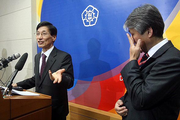 교육과학기술부 이상목(왼쪽) 국장이 백홍열 한국항공우주연구원 원장과 함께 10일 과천정부청사 합동브리핑실에서 러시아 소유즈 우주선에 탑승할 한국인 첫 우주인을 고산 씨에서 이소연 씨로 교체하기로 결정했다고 밝히고 있다. 연합뉴스