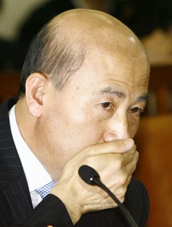 이만의 환경부장관 후보자가 10일 오전 국회 환노위 인사청문회에 출석, 의원 질문을 들으며 입을 막고 있다. 연합뉴스