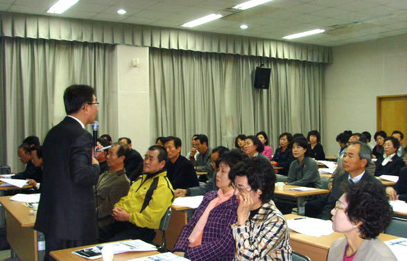 11일 울산 북구보건소 3층 강의실에서 울산 북구청의 3대학 지역개발학과 수강생들이 강의를 듣고 있다.