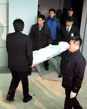 경찰이 11일 오전 전남 화순 성심장례식장에서 서울 창전동 네 모녀 살해사건의 희생자인 김아무개(46)씨와 세 딸의 주검을 운구차에 싣고 있다. 이날 서울로 옮겨진 주검은 국립과학수사연구소에서 부검됐다. 화순/연합뉴스