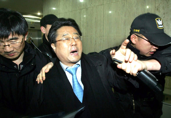 한나라당 중랑갑 지역구에 공천을 신청한 정성화씨가 11일 오전 서울 여의도 당사에서 당의 전략공천 방침에 반발해 항의하려다 경찰에 붙잡혀 끌려나오고 있다. 김종수 기자 jongsoo@hani.co.kr