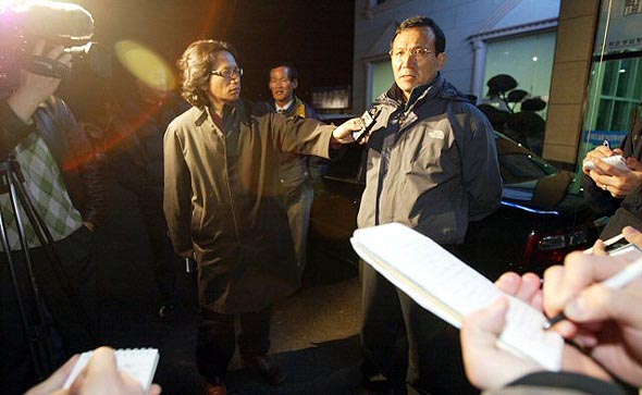 11일 새벽 전남 화순군 동면의 한 공동묘지에서 실종된 서울 마포의 김모(46.여)씨 일가족 4명이 숨진채 발견된 가운데 윤동길 화순경찰서장이 화순 성심병원 영안실에서 브리핑을 하고 있다. 화순/연합뉴스
