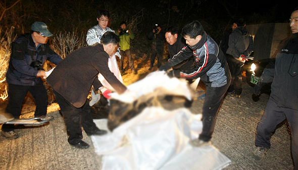 11일 새벽 전남 화순군 동면 청궁리의 한 공동묘지에서 실종된 서울 마포의 김모(46.여)씨 일가족 4명이 숨진채 발견돼 경찰이 시신을 수습하고 있다. 화순/연합뉴스