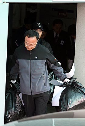 지난달 18일 서울 마포에서 실종된 김모(46.여) 씨와 세 딸의 시신이 10일 오후 11시께 전남 화순군 동면의 공동묘지 입구에서 발견된 가운데 11일 오전 전남 화순군 성심장례식장에서 경찰이 피해자들의 유류품을 들고 나오고 있다. 서울 마포경찰은 시신을 서울로 운구한뒤 유족들과 합의를 거쳐 부검을 할 계획이다. 화순/연합뉴스