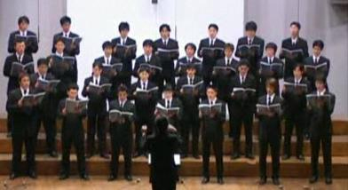 네 사람은 늘 정장과 넥타이 차림으로 학교 안팎의 무대에 섰던 한 대학 남성합창단 출신이다. 출처: 2007년 정기공연 홍보 동영상 (http://video.naver.com/2007050903025279753)