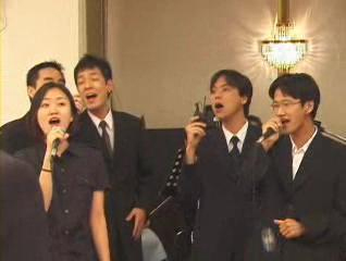 결혼식 축가는 한때 이들의 주요 수입원이기도 했다. 친구는 요즘도 해마다 50~60차례의 결혼식에 가서 노래를 부른다고 했다. 사진은 2002년 대학 후배의 결혼식에서 축가를 부르는 모습.