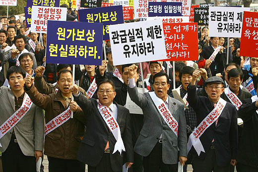 오후 서울 여의도 국회 앞에서 열린 %!^a납품단가 현실화 및 관급자재 입찰참여 확대촉구를 위한 궐기대회%!^a에서 레미콘 업계 관계자들이 %!^a적정가격 보장%!^a을 외치고 있다. 연합뉴스 오후 서울 여의도 국회 앞에서 열린 %!^a납품단가 현실화 및 관급자재 입찰참여 확대촉구를 위한 궐기대회%!^a에서 레미콘 업계 관계자들이 %!^a적정가격 보장%!^a을 외치고 있다. 연합뉴스