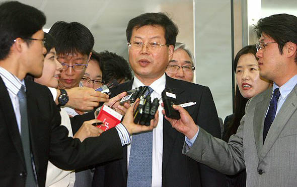 삼성의 이른바 ‘떡값의혹‘에 대해 폭로한 전 삼성 법무팀장 김용철 변호사가 참고인 신분으로 서울 한남동 삼성특검에 출석해 취재진의 질문을 받고 있다. 연합뉴스