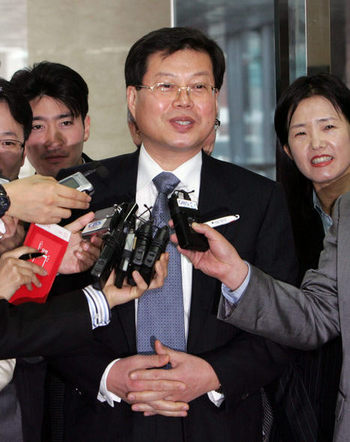 이건희 삼성 회장 일가의 비자금 의혹 등을 폭로한 김용철 변호사가 12일 오전 조사를 받기 위해 서울 한남동 특검사무실로 들어서며 기자들의 질문에 답변하고 있다. 이종근 기자 <A href="mailto:root2@hani.co.kr">root2@hani.co.kr</A>