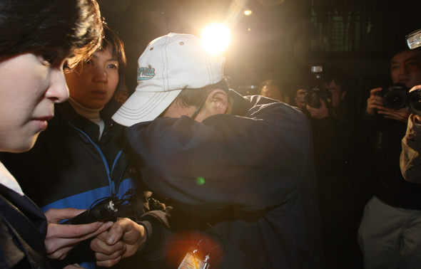 수원에서 발견된 암매장 주검이 안양 실종 초등생 이혜진양으로 밝혀진 13일 저녁 이양의 아버지가 취재진의 질문을 피해 고개를 숙인 채 경기도 안양 만안구의 집으로 들어가고 있다. 안양/김정효 기자 <A href="mailto:hyopd@hani.co.kr">hyopd@hani.co.kr</A>