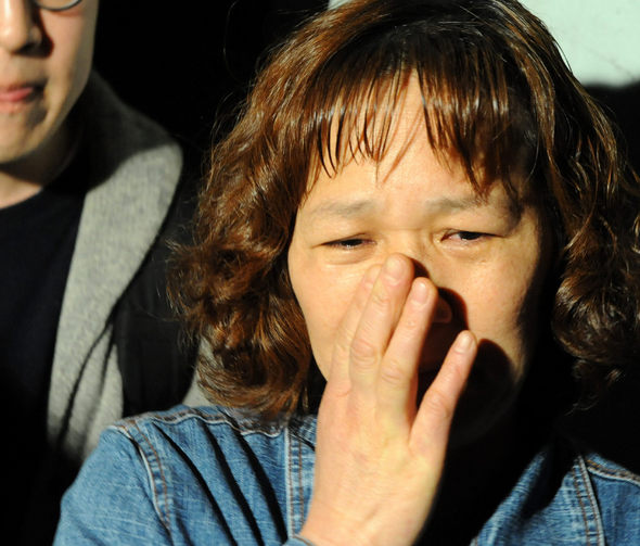 수원에서 발견된 암매장 주검이 안양에서 실종된 초등학생 이혜진양으로 밝혀진 13일 밤 혜진양의 어머니가 경기도 안양 만안구의 집 앞에서 눈물을 글썽이고 있다. 안양/연합뉴스