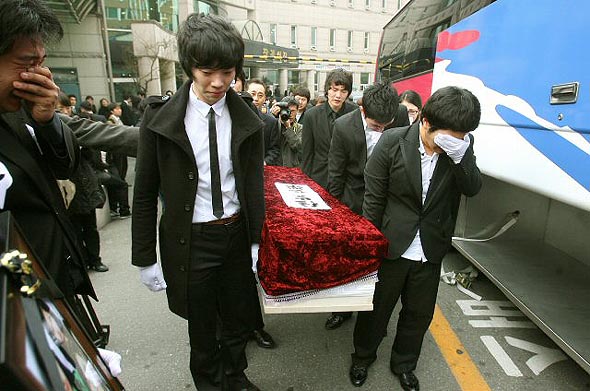 전직 프로야구 선수 이호성씨에게 살해돼 안타깝게 세상을 등진 ‘4모녀‘의 영결식이 13일 서울 삼성동 서울의료원에서 친지들의 오열속에 진행됐다. 사진은 숨진 ‘4모녀‘의 영정과 관이 친지와 딸들의 친구들에 의해 들려 장례식장을 떠나는 모습. 연합뉴스
