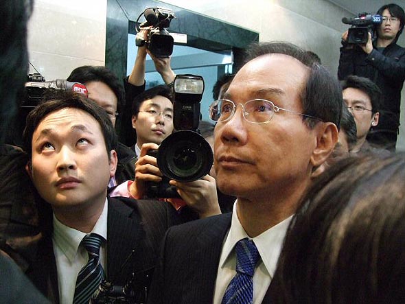 이학수 삼성전자 부회장이 13일 오후 서울 용산구 한남동 특검 사무실로 들어서고 있다. 연합뉴스