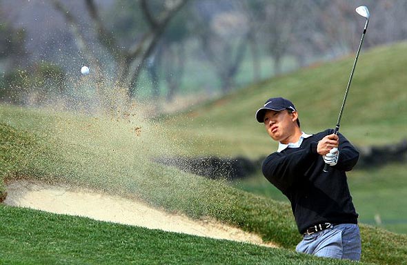 제주 핀크스골프장에서 열린 ‘2008 유러피언투어 발렌타인 챔피언십‘ 첫날인 13일 앤서니 김이 2번홀에서 벙커샷을 하고 있다. 제주/연합뉴스