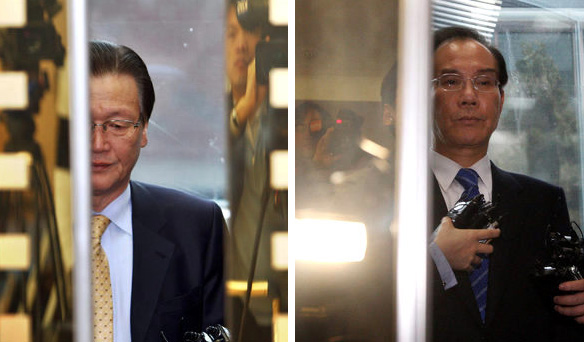 이건희 삼성 회장 일가의 비자금 조성 의혹 등을 수사하는 조준웅 특별검사가 13일 오전 서울 한남동 특검사무실로 출근하려고 승강기를 탄 채 문이 닫히길 기다리고 있다.(왼쪽 사진) 이날 오후 특검사무실에 나온 이학수 삼성 부회장이 승강기 안에서 보도진이 묻는데도 입을 굳게 다물고 있다. 김명진 신소영 기자 <A href="mailto:littleprince@hani.co.kr">littleprince@hani.co.kr</A>